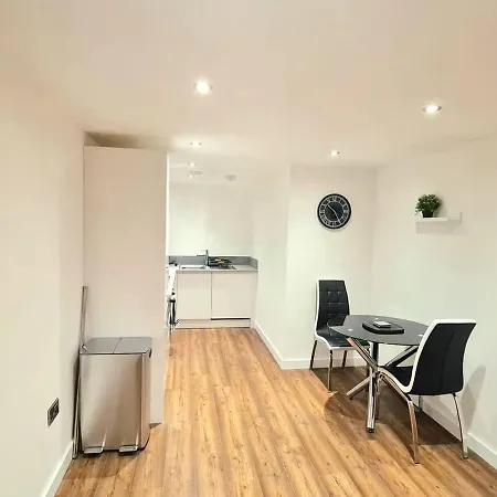 1-Bedroom Aprt In Salford- Freeparking- Sleeps3-2